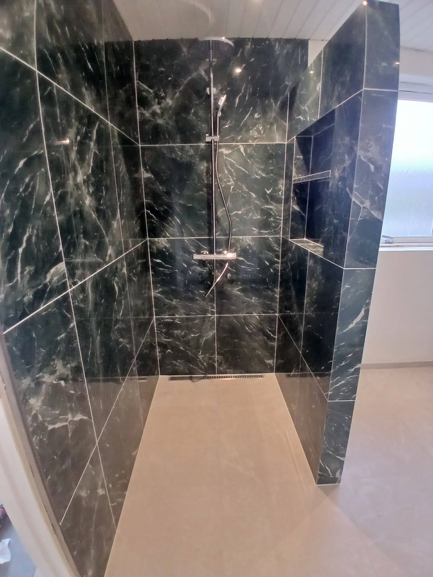 Moderne badeværelse med sorte marmorfliser